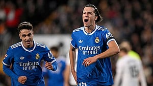 Real Madrid beat Valencia to stay on Barcelona's heels