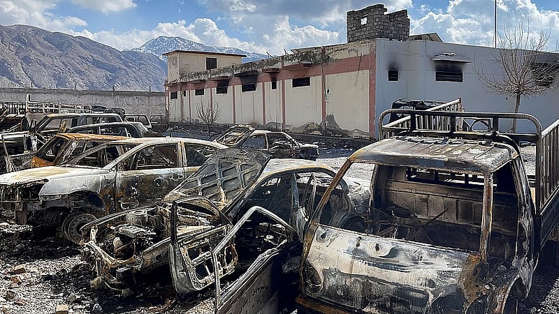 Pakistani security forces hunt militants behind weekend attacks