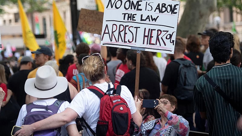 Australia urges calm after violent clashes in Sydney during Israeli president's visit