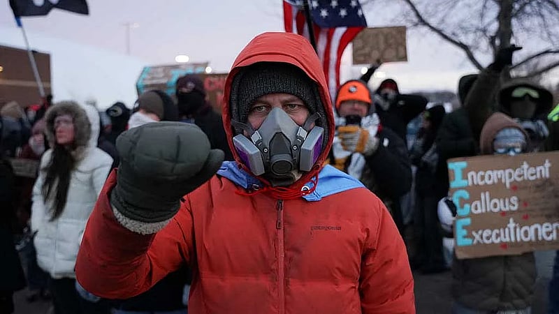 Anti-ICE demonstrators chase off outnumbered far-right activists at Minneapolis rally
