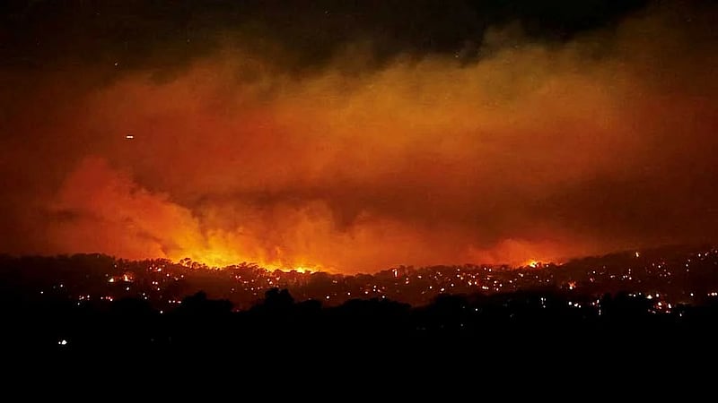Australian bushfires raze homes, cut power to tens of thousands