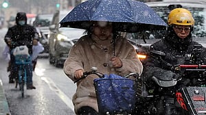 Wave of low temperature brings rare snowfall to Shanghai