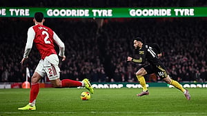 Man United stun leaders Arsenal to open up title race