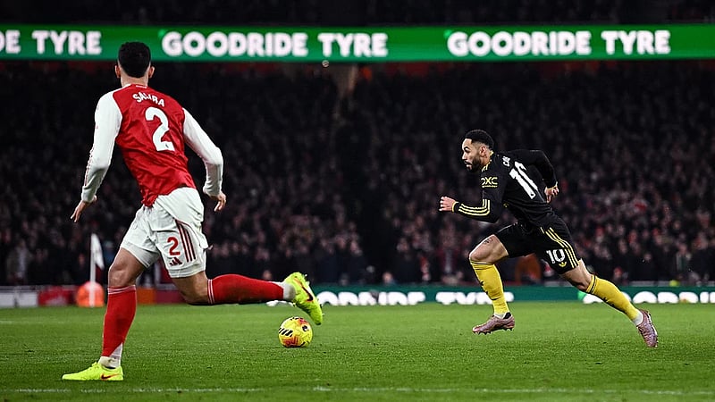Man United stun leaders Arsenal to open up title race