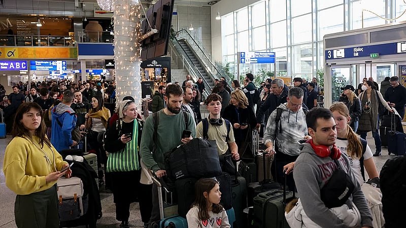 Some Greek flights resume after air traffic radio collapse