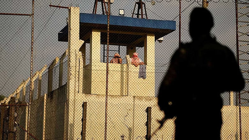 Guatemalan prison hostages freed, president declares state of siege
