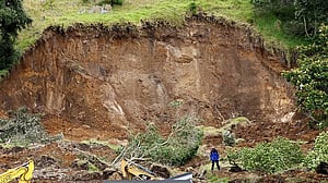 Recovery of New Zealand landslide victims halted on safety concerns