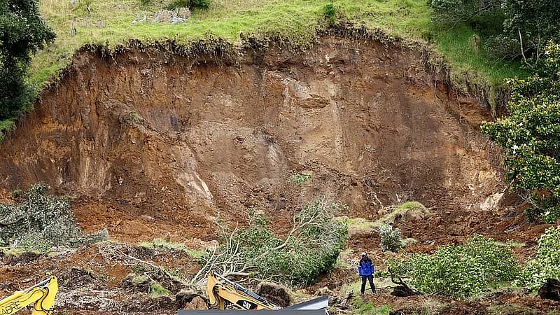 Recovery of New Zealand landslide victims halted on safety concerns