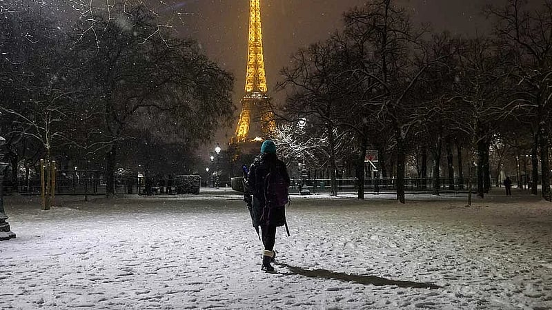 Snow cripples air, train and road traffic in Amsterdam and Paris