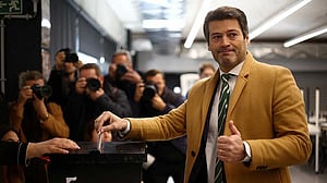 Portugal votes in tight presidential race with far right poised to reach runoff