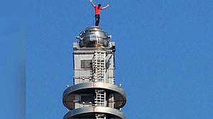 US climber scales Taiwan's tallest building Taipei 101 without ropes