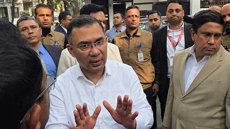 Tarique listens to mobile traders’ concerns outside Gulshan office amid NEIR campaign