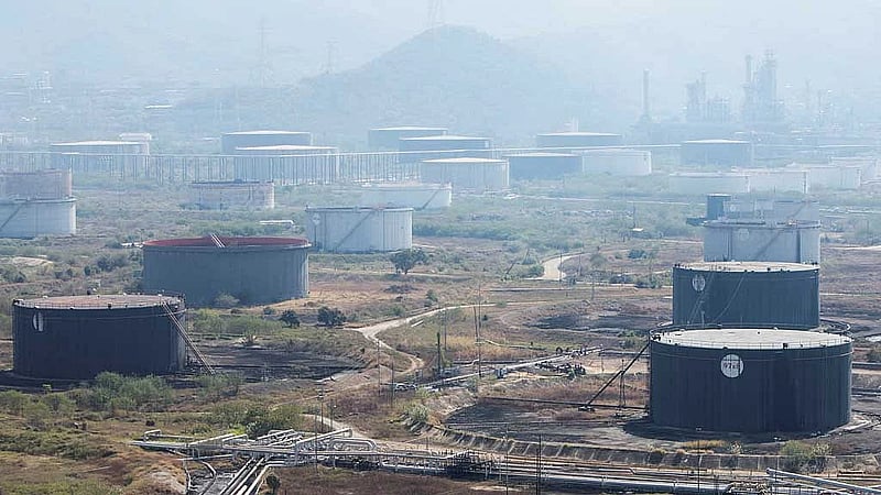 US seeks quick repairs to lift Venezuela oil output, Bloomberg News reports