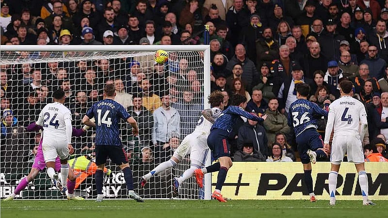 Leaders Arsenal end slump with 4-0 romp at Leeds