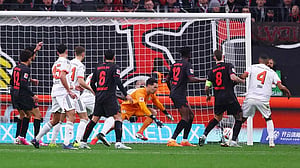 Nine-man Bayern come from behind to rescue 1-1 draw at Leverkusen
