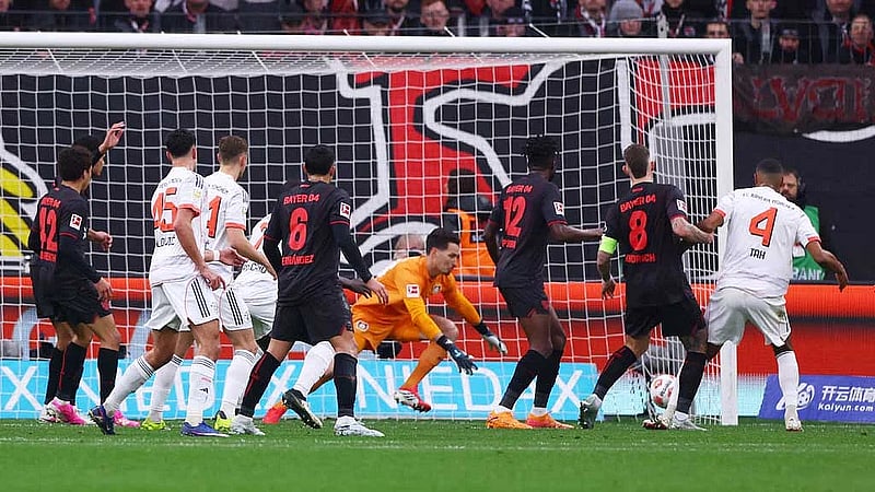 Nine-man Bayern come from behind to rescue 1-1 draw at Leverkusen
