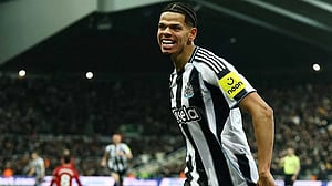 Newcastle, down to 10 men, end Carrick's unbeaten run with Man Utd