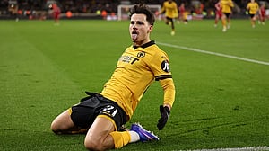 Resurgent Wolves stun Liverpool, Everton enjoy home comfort