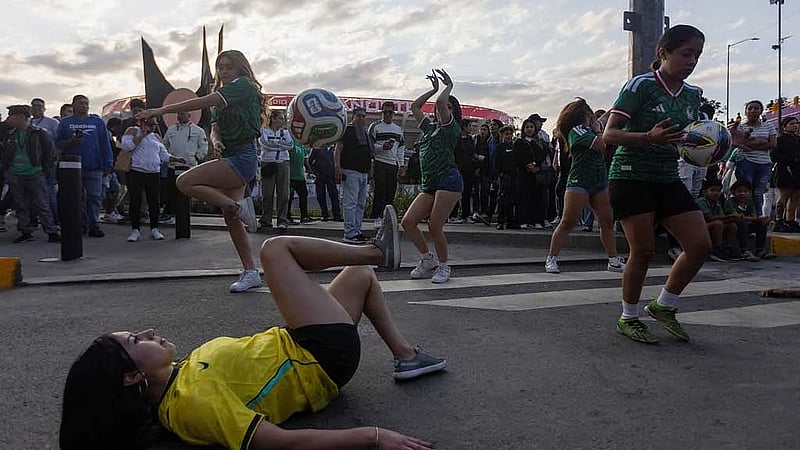 Fans flock to Azteca reopening, brushing off tensions ahead of World Cup