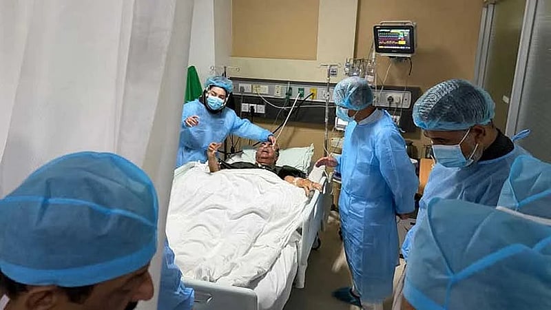 Prime Minister Tarique visits Abbas’s bedside at Evercare Hospital
