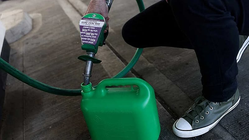 Middle East countries cut daily oil output, Bloomberg News reports