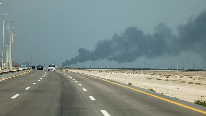 Saudi Arabia cuts oil output, IEA considers stocks release