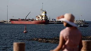 Oil falls over 6% as Trump predicts Middle East de-escalation