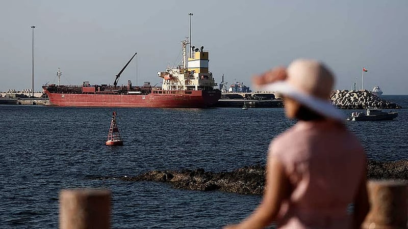 Oil falls over 6% as Trump predicts Middle East de-escalation