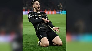 Kvaratskhelia late show as PSG crush Chelsea 5-2