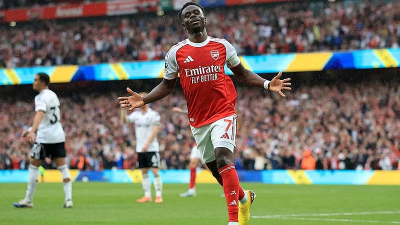 Arsenal breeze past Fulham to open six-point gap over Man City