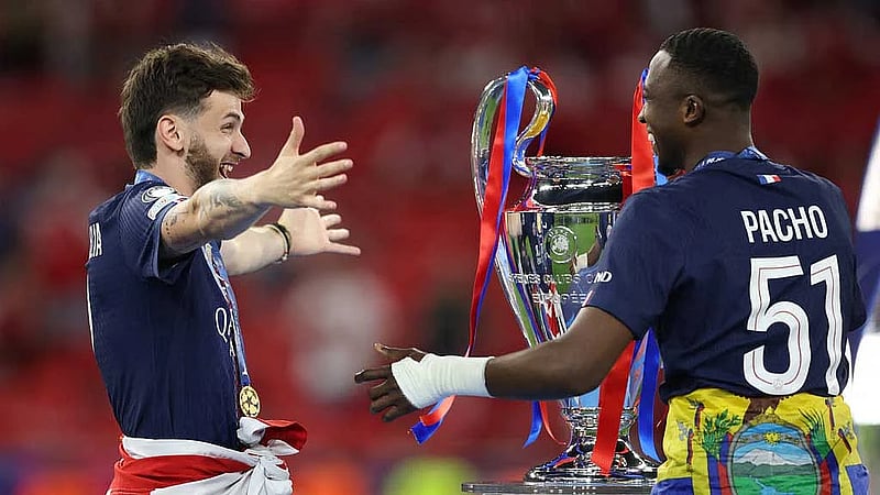 Kvaratskhelia named Champions League's best player, five from PSG in team of season