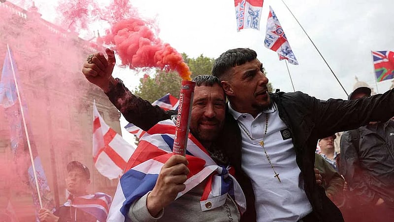 Tens of thousands march in London in separate immigration, pro‑Palestinian protests