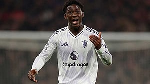 Mainoo signs new Man United deal until 2031