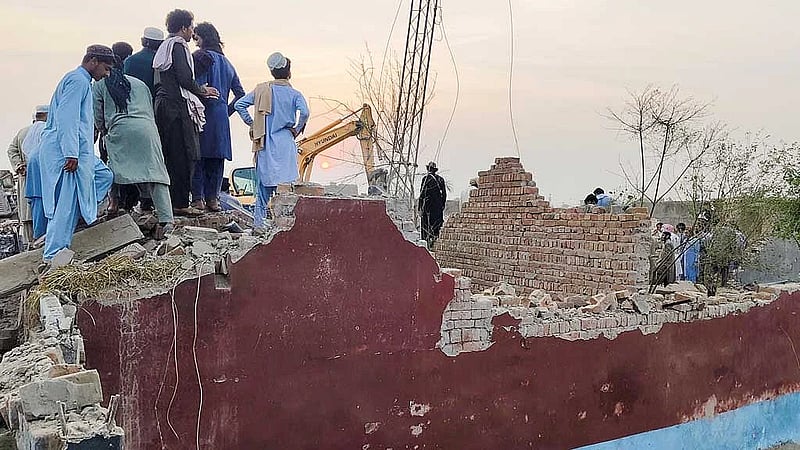 Car bombing and shootout kills 14 Pakistani police officers