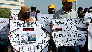 Families of Pakistani hostages held by Somali pirates for 23 days call for their rescue