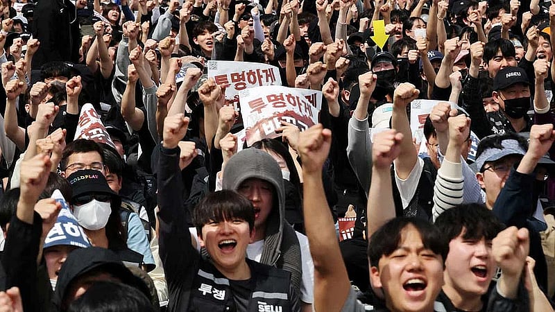 Samsung workers approve pay deal, shares surge