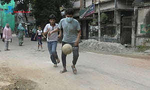 মাঠের অভাবে ঘরবন্দি শৈশব