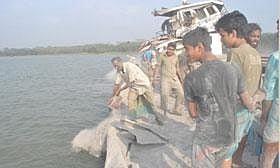 Mid-river collision kills 1 in Barisal