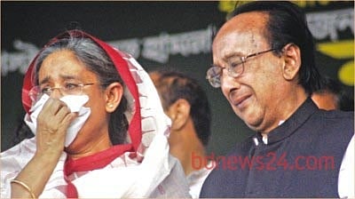 Zillur Rahman with Sheikh Hasina after the grenade attacks on Aug 21, 2004. His wife Ivy Rahman was killed in the attacks.