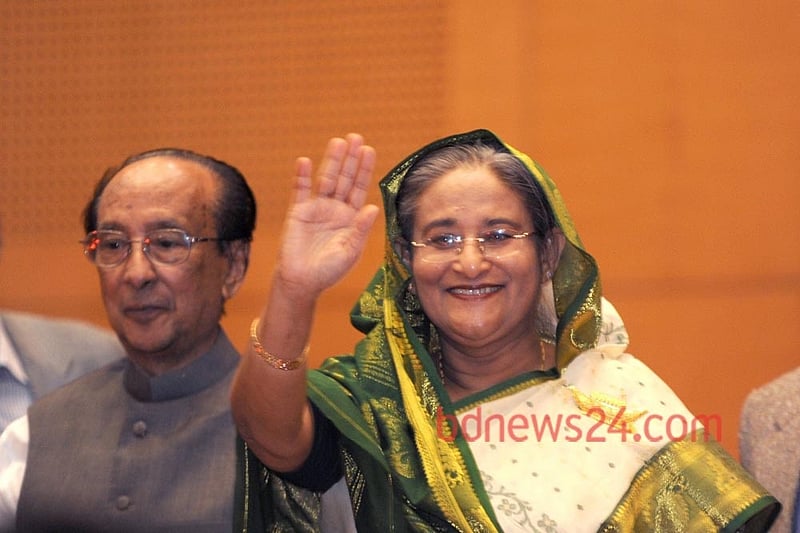 ২০০৮ সালে নির্বাচনে আওয়ামী লীগের বিজয়ের পর শেখ হাসিনার সঙ্গে জিল্লুর রহমান।
