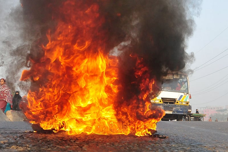 Strike and blockade to prevent polls