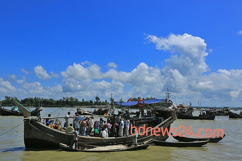 কক্সবাজারের বাকখালী নদীতে সমুদ্র থেকে আসা মাছ ধরা ট্রলার। ছবিটি রোববার তোলা। 