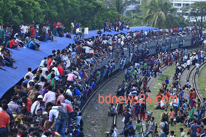 Desperate Eid-ul- Azha holiday makers mount the rooftop of a train to reach their destination at Airport Railway Station in Dhaka on Thursday.