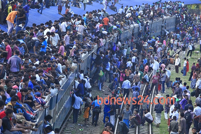 Desperate Eid-ul- Azha holiday makers mount the rooftop of a train to reach their destination at Airport Railway Station in Dhaka on Thursday.
