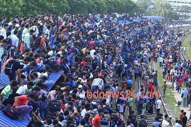 Desperate Eid-ul- Azha holiday makers mount the rooftop of a train to reach their destination at Airport Railway Station in Dhaka on Thursday.