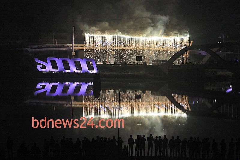 Fireworks light up the night sky during a festival of lights at Hatirjheel in Dhaka to celebrate attainement of 10,000 megawatt power generation capacity. Photo: asaduzzaman pramanik