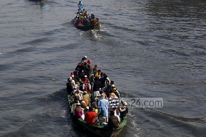 People return home perilously after the end of first phase of this year's Bishwa Ijtema, which concluded after Akheri Munajat (final prayers) seeking world peace on Sunday.