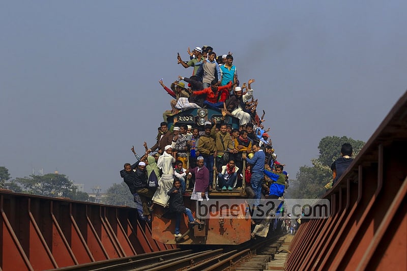 People return home perilously after the end of first phase of this year's Bishwa Ijtema, which concluded after Akheri Munajat (final prayers) seeking world peace on Sunday.