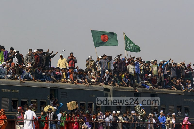 People return home perilously after the end of first phase of this year's Bishwa Ijtema, which concluded after Akheri Munajat (final prayers) seeking world peace on Sunday.