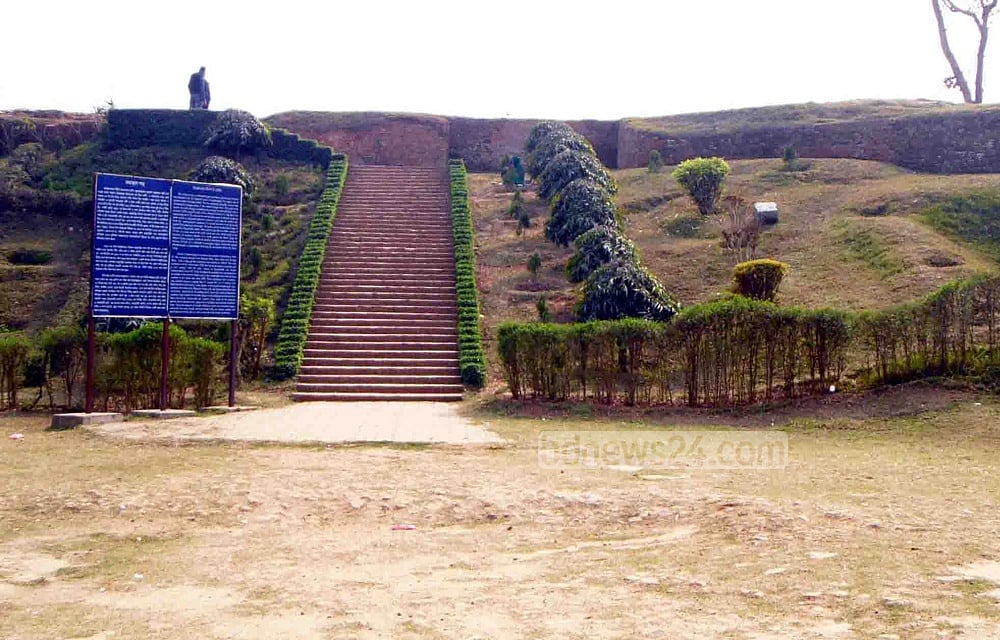 মহাস্থানগড়ে সঙ্গী হলাম একদল পর্যটকের